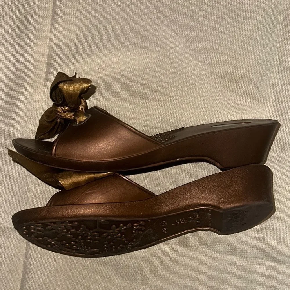 OKA b. Brown/Bronze Bow Women's Slide Sandals Size 6